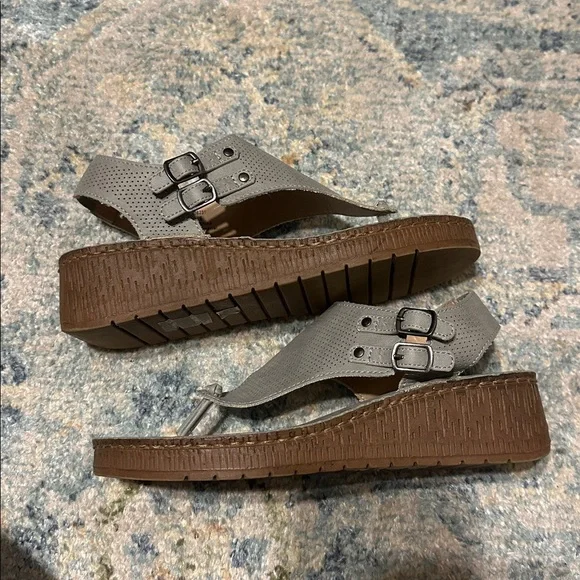 Journee Collection Gray Sandals - Picture 4 of 5